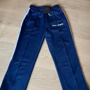 Blå byxor från Palm Angels - Säljer ett par snygga blå byxor från Palm Angels. I bra skick och size M