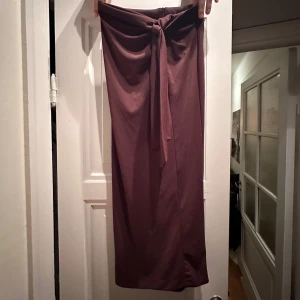 Brun tubklänning🥥🤎 - Säljer en elegant brun klänning från ZARA. Klänningen har en slits på baktill
