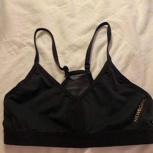 Svart sport-bh från Newbody - Säljer en svart sport-bh från Newbody i mycket bra skick. Säljer då den blivit för liten för mig. Använd endast ett par gånger💘hittar ingen prislapp men tror storleken är runt S