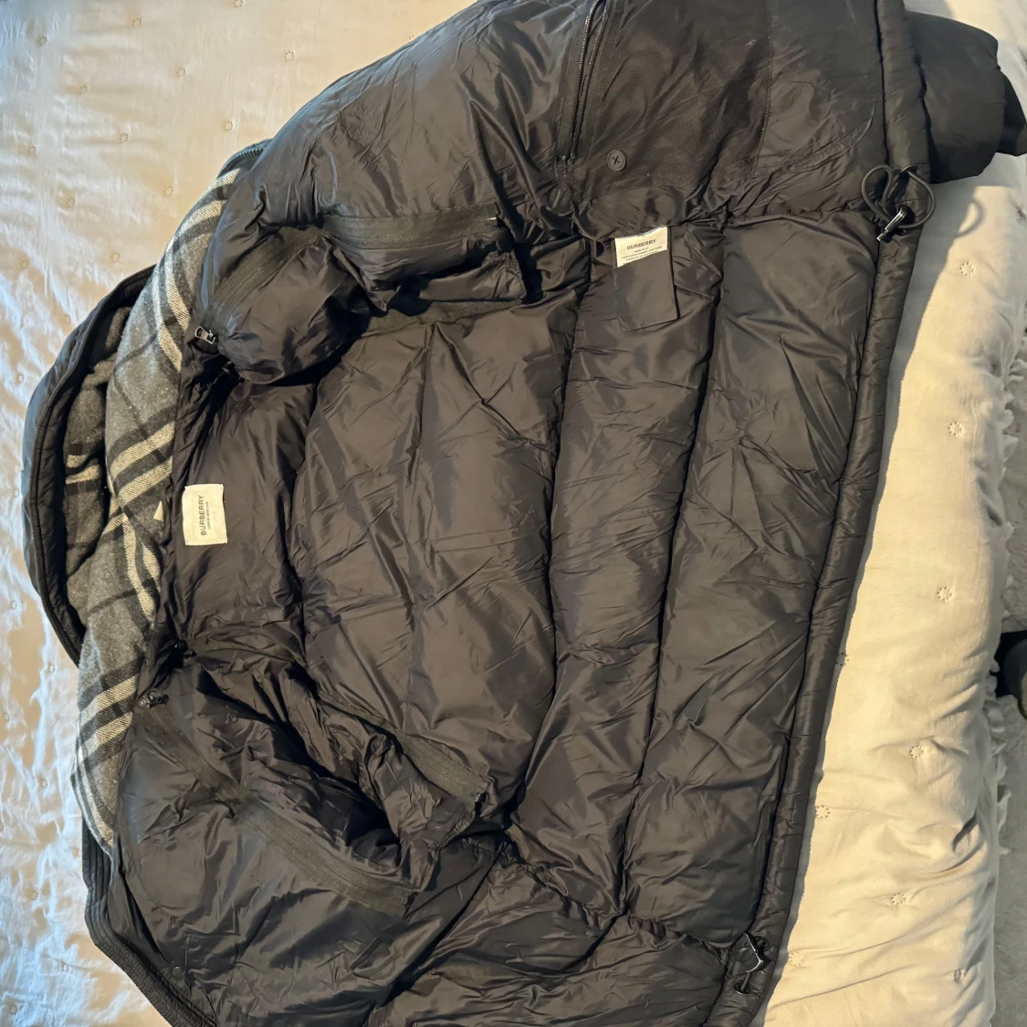 Svart dunväst med huva - 92