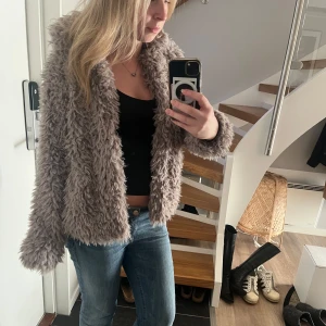 Ljusgrå teddyjacka - Supermysig ljusgrå teddyjacka i mycket bra skick. Perfekt för höst och vinter. Har en knapp framtill! Hör av dig vid frågor😉