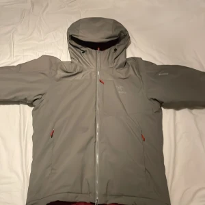 Arcteryx jacka - Säljer en grön/grå jacka från Arc'teryx i bra skick. Perfekt för höst och vinter eller för att åka skidor. Priset är inte hugget i sten.