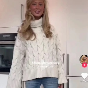 Vit stickad polotröja - Super snygg stickad polotröja!! Exakt den på bilden men skriv för egna bilder!!💗