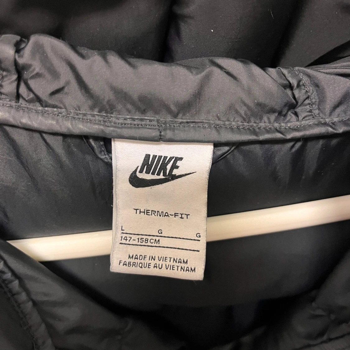 Svart och grå pufferjacka från Nike - 90