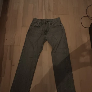 Grå Levis 551 jeans, storlek W28 L32 - Säljer ett par grå Levis 551 jeans i bra skick. De har en klassisk straight passform och är perfekta för vardagsbruk. Jeansen har en midwaist och är tillverkade i slitstarkt denim. Perfekta för höst och vår! Knappt använda.