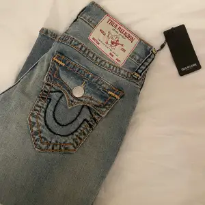 Säljer ett par skitsnygga True Religion Billy Relaxed Bootcut jeans! ”Billy super T flap” De är i nyskick med lappen kvar. De är i stolek 28 💕Kom gärna privat för fler bilder 💘