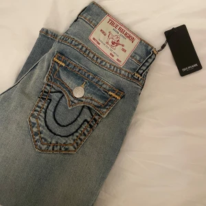 True Religion Billy Relaxed Bootcut Jeans - Säljer ett par skitsnygga True Religion Billy Relaxed Bootcut jeans! ”Billy super T flap” De är i nyskick med lappen kvar. De är i stolek 28 💕Kom gärna privat för fler bilder 💘