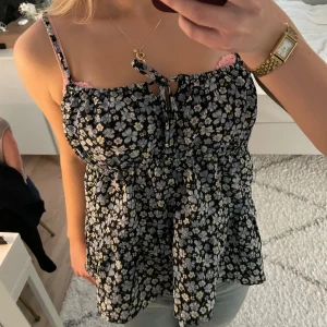 Söt topp😍 - En topp som passar perfekt till sommaren!! Passar många då det är resår. Skulle säga xs-m. Den är använd några få gånger och säljer den för att den inte kommer till användning. Väldigt bra skick!