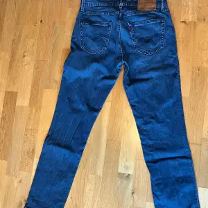 Säljer ett par klassiska blå jeans från Levi's i bra skick. De har en straight passform och är perfekta för vardagsbruk. Skön passform och väldigt slittåliga. Inga defekter. Storlek W34 L32. Snabb affär= lägre pris