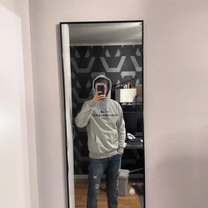 Peak performance hoodie  - En varm peak performance hoodie i färgen grå, inga skador eller defekter. Storlek är L, han på bilden 180cm lång .Har även en likadan i färgen vit på min sida 