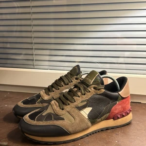 Valentino rockrunners - Valentino rockrunners i riktigt bra skick. Storlek   40,5  passar 41/42. Endast skorna följer med. Vid ytligare frågor kontakta mig!