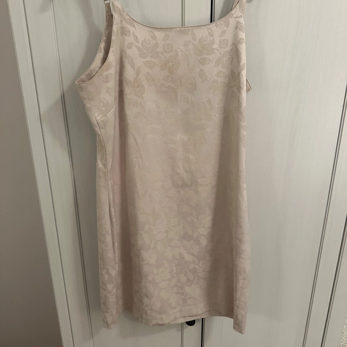 Beige klänning med blommigt mönster