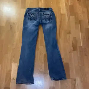 Ett par snygga miss me jeans. Jag sydde om dem lågmidjade vilket man ser vid insidan låren men det insydda ger en thigh gap. Det är vita färg fläckar på som var på innan jag köpte dem.