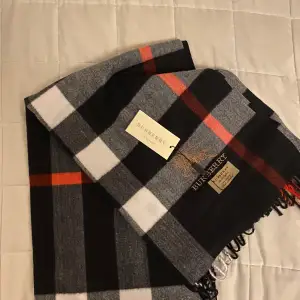 Ny burrberry scarf, perfekt nu till vintern❄️Bara skriva om du är intresserad eller har frågor🤝