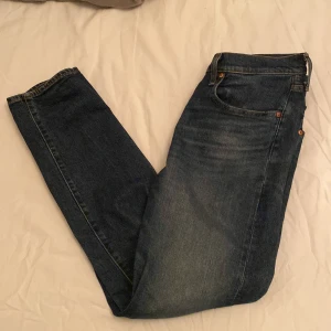 Levis 502 - Levis 502 i bra skick, inga hål elr andra skador. Taper/Slim passform