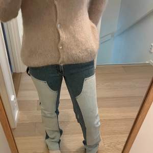 Super coola jeans från Filippa K som tyvärr inte kommer till användning, köpta för 2400kr och använda ca 3 gånger!🩵💙 storlek 32 