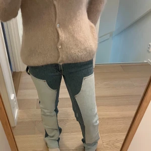 Filippa K jeans - Super coola jeans från Filippa K som tyvärr inte kommer till användning, köpta för 2400kr och använda ca 3 gånger!🩵💙 storlek 32 