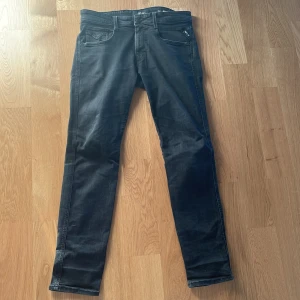 Replay - Tja säljer mina Replay jeans i modellen anbass, Storlek 33 32 jag är 180 och väger 70