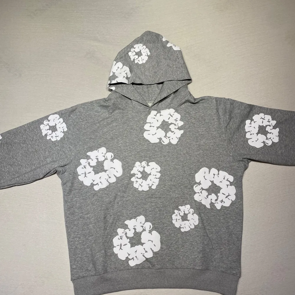 Denim tears hoodie, helt oanvänd finns inga defekter. Kommer med påsen jag fick den i. Tagg finns kvar i hoodien.   OBS: Relativt baggy fit så storlek S passar som M. . Hoodies.