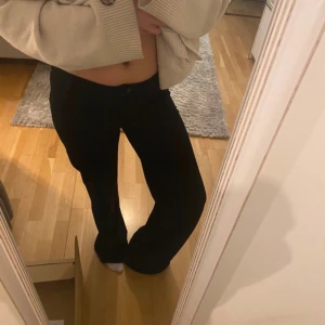 Lågmidjade kostymbyxor - Så snygga utsvängda kostymbyxor med lågmidja!