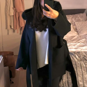 Kappa med päls  - Köpt från Garoff för tre år sen. Använd en vinter och ej används på 2 år. 