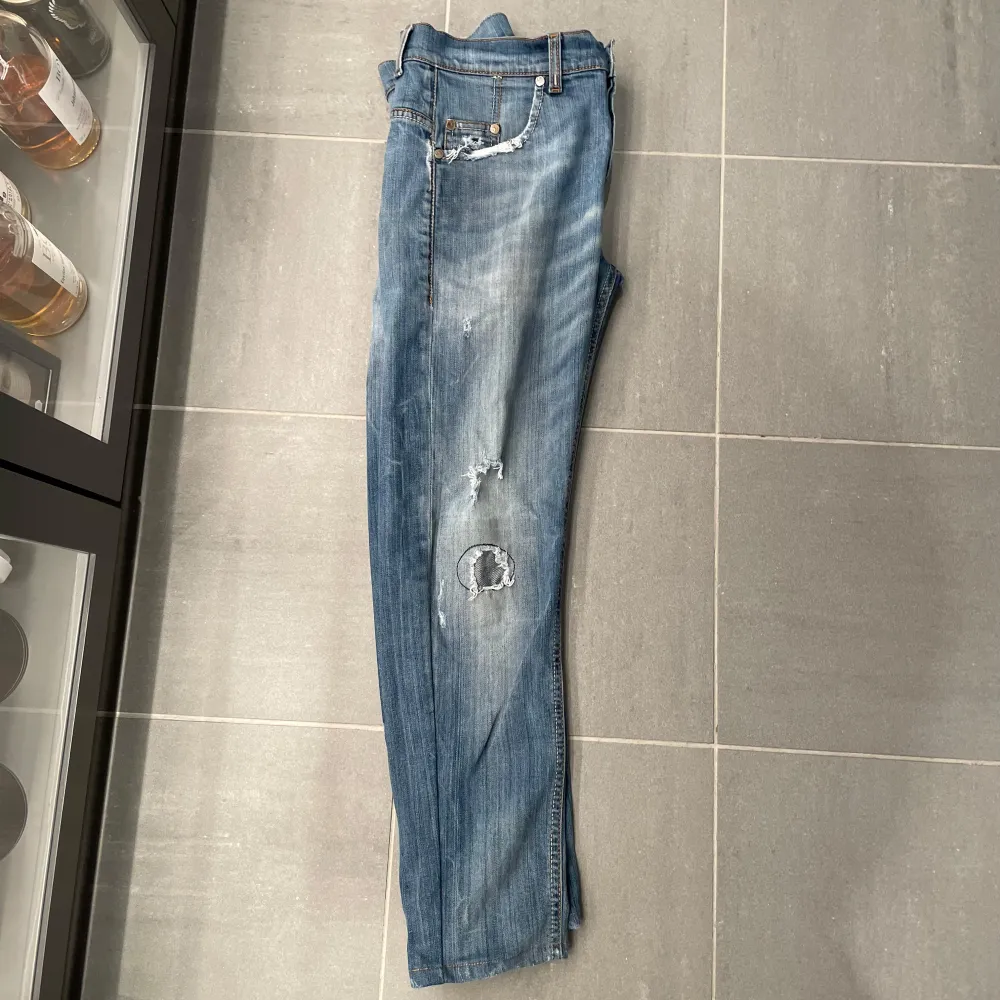 Ljusblå dondup jeans med slitningar fram och back i storleken 32, jeansen kostar 3000 nypris men jag säljer för endast 999, priset är ej hugget i sten . Jeans & Byxor.