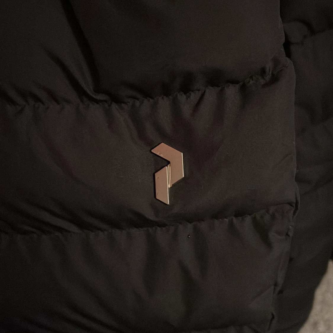 Svart pufferjacka från Peak Performance - 92