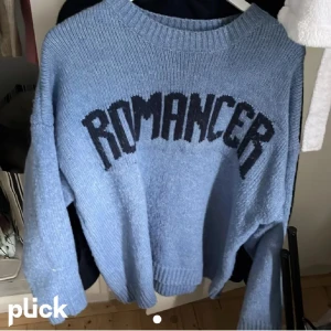 Blå stickad tröja med text - Säljer en superfin blå stickad tröja💞💞 