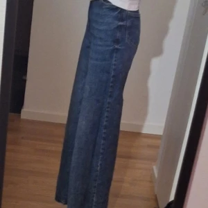 Blå jeans - Säljer ett par snygga blå jeans då jag inte längre kan ha dem. Är i storlek 152. Super sköna!