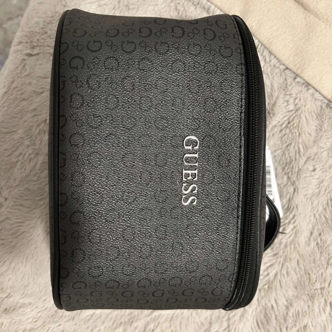 Svart necessär från Guess - 91