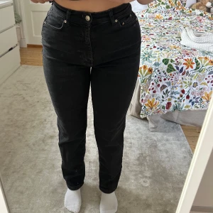 Svarta jeans - Superfina stensvarta jeans från Gina tricot i modellen comfy mom. Storlek 32 men sitter såhär på mig som är en 36. Väldigt stretchiga i storlek så passar allt från xxs-s beroende på hur tajta man vill ha dem