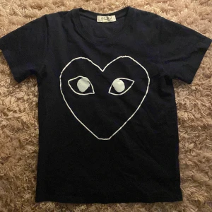 CDG t shirt!  - Tjena! Säljer denna riktigt snygga CDG t shirten. Sitter mycket bra på kroppen och har inga fläckar eller hål! Fråga gärna om ni undrar över nåt!