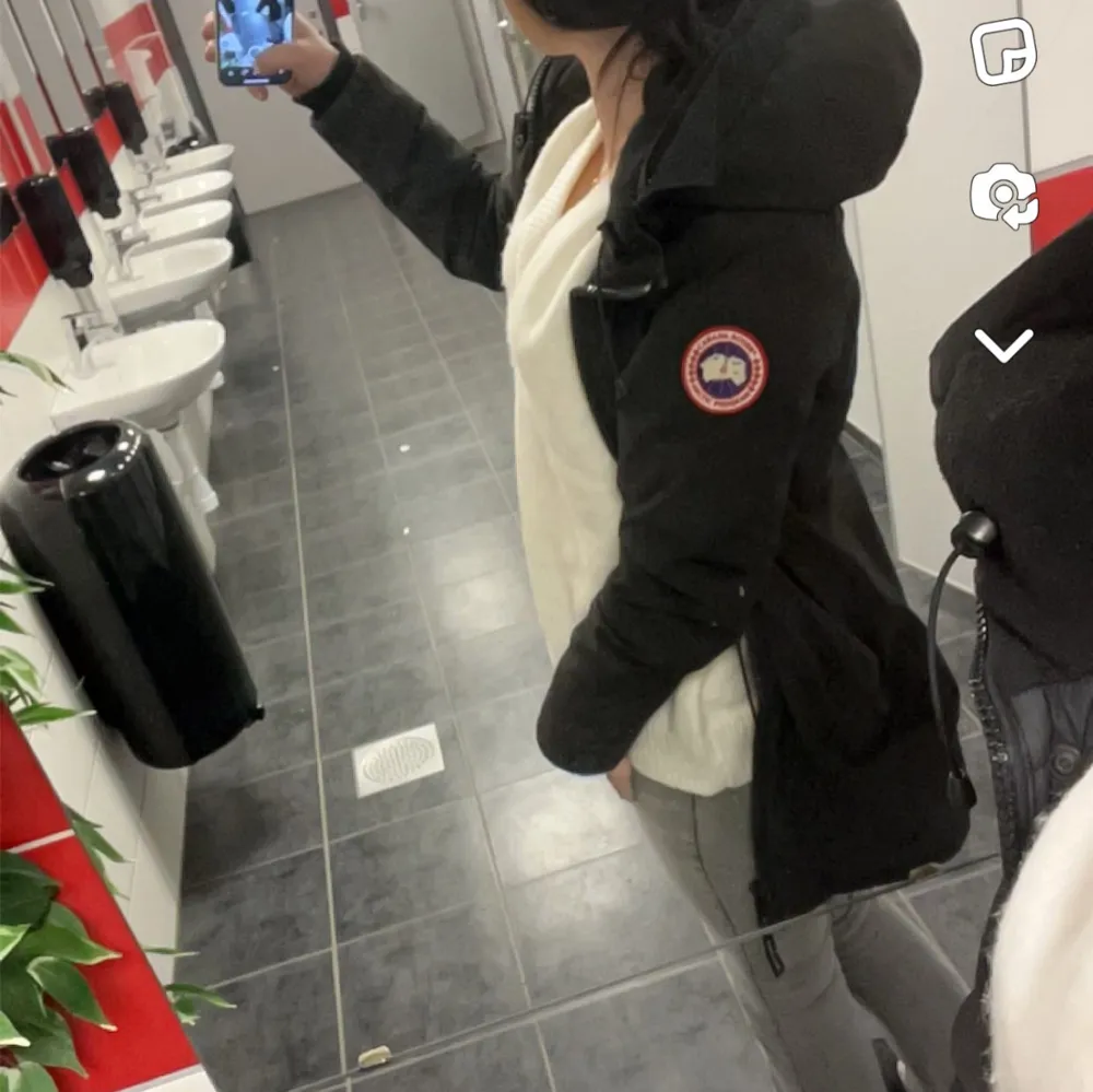 Säljer min älskade canada goose jacka i modellen Victoria parka pga att jag vill köpa en chelsea parka💗 pälsen är lite sliten och det är ett litet hål i ena fickan men utsidan är hel💗 kan tänka mig att byta till en annan modell, priset kan diskuteras. Jackor.