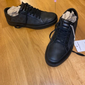 Svarta sneakers med mönster - Svarta Gucci sneakers köpta på vestiaire och de är autentiserade av experter hos dem. Storlek 44 möts i Stockholm eller fraktar Det är en sällsynt modell i fint skick. Skriv gärna ifall det finns fler frågor