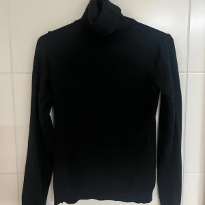 Svart polotröja - Använd bara några gånger 