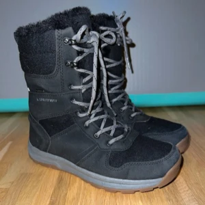 Svarta vinterkängor med snörning - Säljer ett par svarta vinterkängor i mycket bra skick.  Nästan helt oanvända.  Storlek 39                                                                 Kan hämtas i Falun