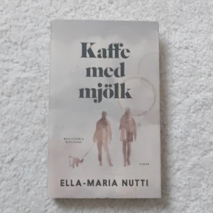 Kaffe med mjölk - Boken 'Kaffe med mjölk' av Ella-Maria Nutti handlar om relationen mellan en mamma och en dotter, med ett avstånd som sträcker sig från Gällivare till Stockholm. Det är en berättelse om familjeband och hur de tunnaste trådarna kan vara de starkaste. Perfekt för den som gillar djupa och känslosamma berättelser.