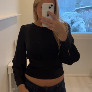 Svart topp från Vero Moda - Säljer en stilren svart topp från Vero Moda i storlek S. Toppen har långa ärmar och en tight passform som framhäver figuren. Perfekt för både vardag och fest! 🖤