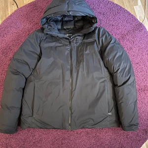 Sail racing jacka - Hej säljer nu min sail racing jacka eftersom jag köpt något nytt,  storleken är xl och den i nyskick. Perfekt för dig som vill hålla dig varm nu när dom kallare dagarna börjar komma!