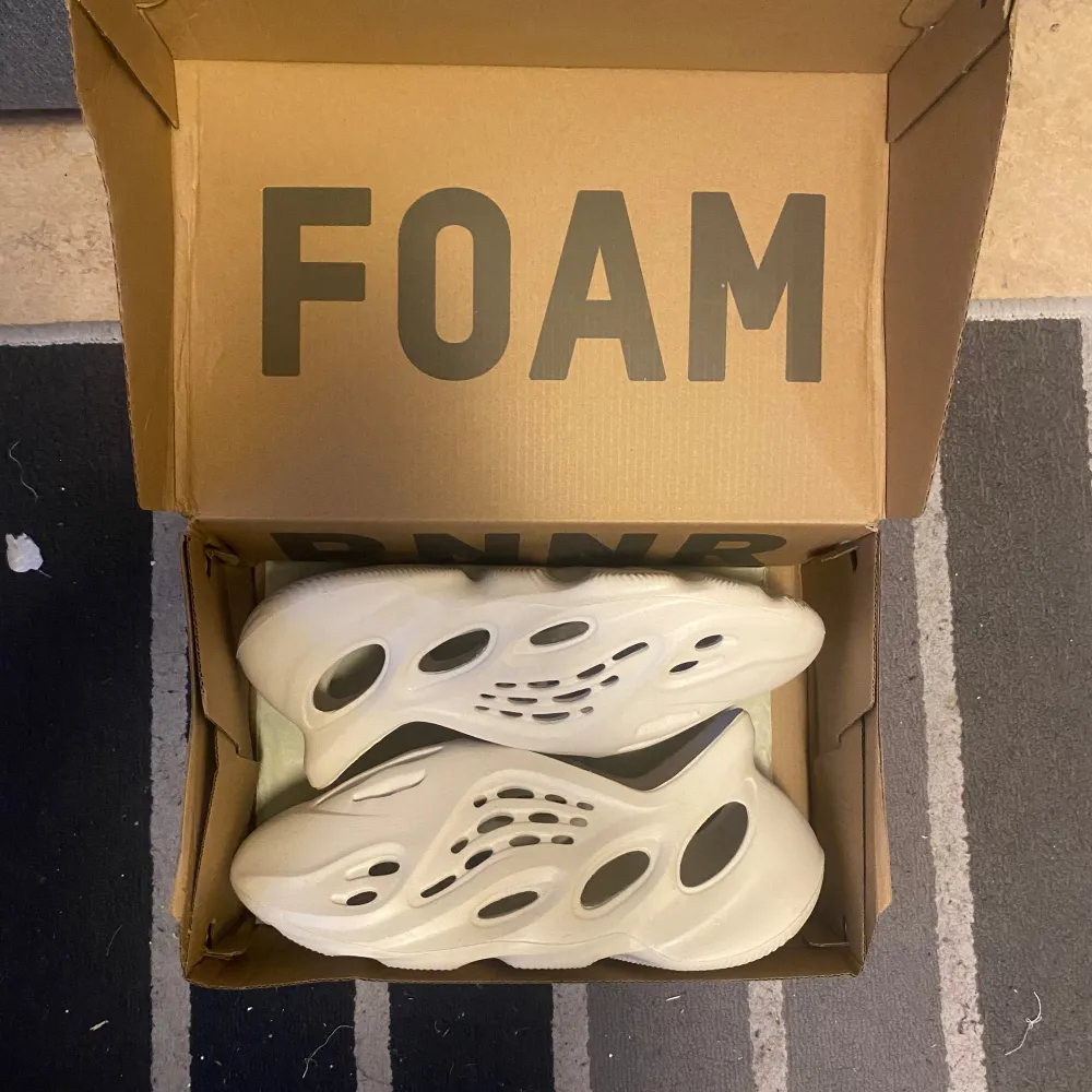 Ett riktigt bra par av yeezy foam RNR helt nya androg använda och har box . Skor.