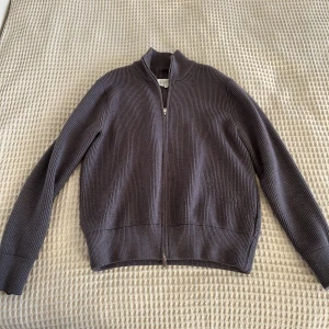 Maison Margiela Cardigan - Säljer en stilren grå ribbad kofta från Maison Margiela. Koftan är i mycket bra skick och är gjord av heavy wool. Använd fåtal gånger!