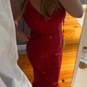 Bal klänning - Säljer nu min balklänning med en tår i ögat🥲 otrolig klänning!!!🍾🕺🏼 Köpt för 3000kr. Den är i storlek M men går att sy in den om man vill!! använd till min studentbal men kommer inte till användning så ska göras av med. Super fint skick!❤️