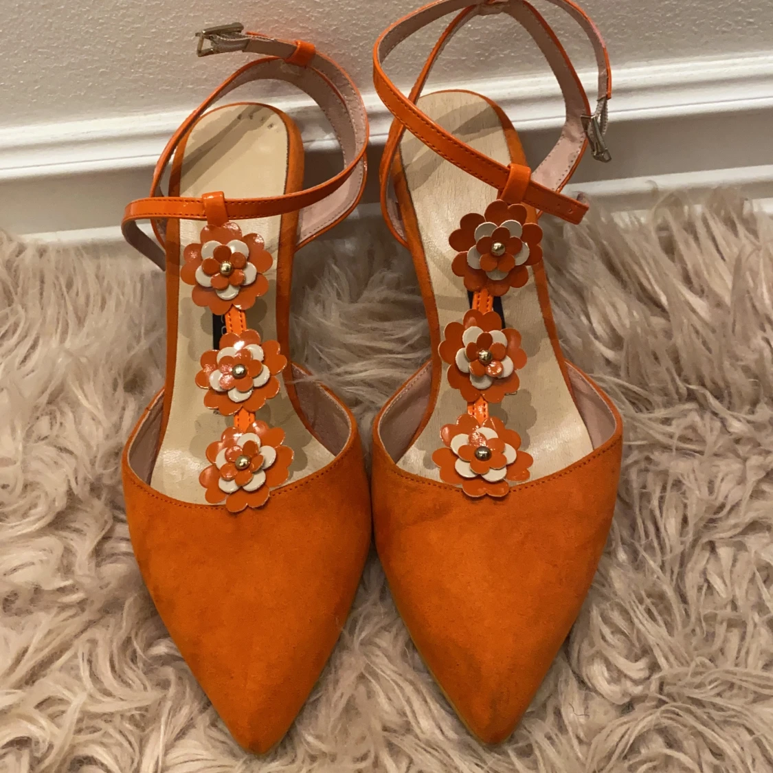 Orange klackskor med blommiga detaljer - 92