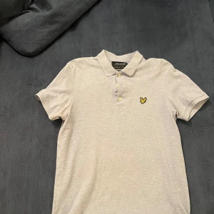 Ljusblå pikétröja från Lyle & Scott - Säljer en snygg ljudblå pikétröja från Lyle & Scott i väldigt bra skick. Säljs då den har blivit för liten. Pris är diskuterbart! Hör av dig om du har några frågor. 