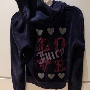 Mörkblå hoodie från Juicy Couture - Säljer en snygg mörkblå koft från Juicy Couture. Den har en dragkedja fram och coola hjärtan och texten 'Love Juicy' i rött och silver på ryggen.🖤