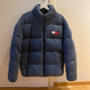 Tommy Jeans vinterjacka - Storlekm M Denim vinterjacka  Använd en säsong 