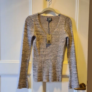 Ribbad tröja från Crocker - Säljer en snygg ribbad tröja från Crocker i storlek XS med en v-ringad design. Perfekt för höst och vår med sina långa ärmar och stretchiga material. Helt ny med prislapp kvar! 