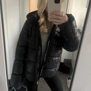 Dunjacka - Super fin jacka perfekt nu till vintern, den är tjock och mysig😌bilderna är lånade av tidigare ägaren men kan fixa egna vid behov! Jackan är i jättebra skick!🩷
