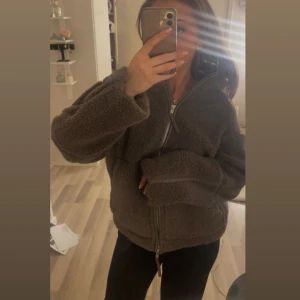 Brun teddyjacka med dragkedja - Virala slutsålda jackan från hm. Storlek XS💗 använd en gång, supergosig inte min stil bara!