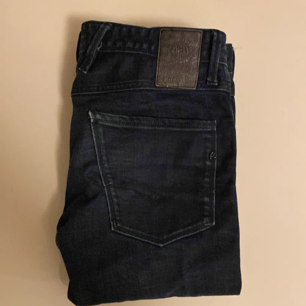 Säljer ett par snygga mörkblå jeans från Replay. De är i bra skick och är i storlek 33. Hör av er vid funderingar!. Jeans & Byxor.